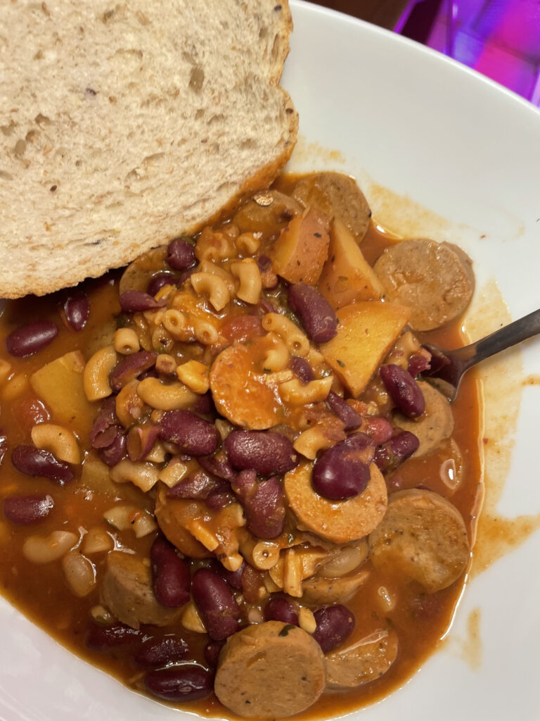 blackbean sausage macaroni stew with bread